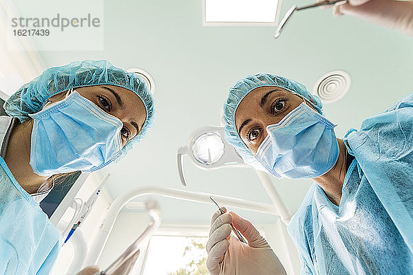 Arzt und Krankenschwester arbeiten in einer Zahnklinik