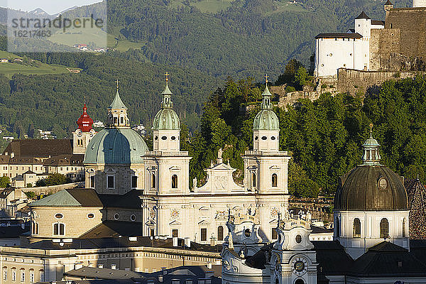 Österreich  Salzburg  Ansicht der Stiftskirche