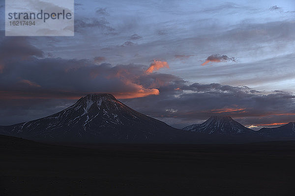 Chile  Blick auf die Vulkanreihe Lascar