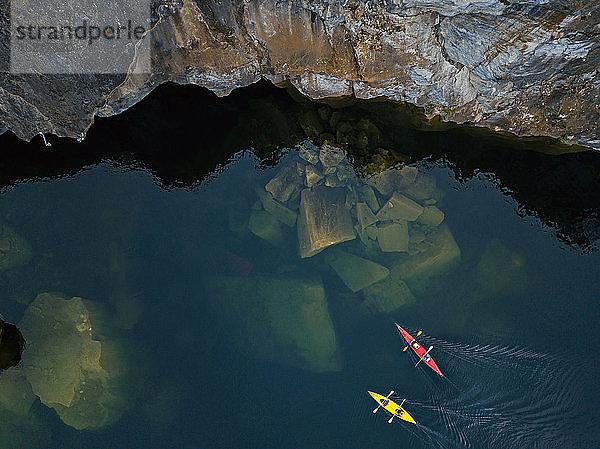 Russland  Republik Karelien  Sortavala  Luftaufnahme von Kajakfahrern  die über versunkene Felsbrocken im See Light fahren