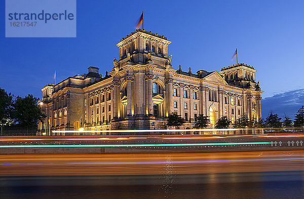 Deutschland  Berlin  Blick auf das beleuchtete Abgeordnetenhaus