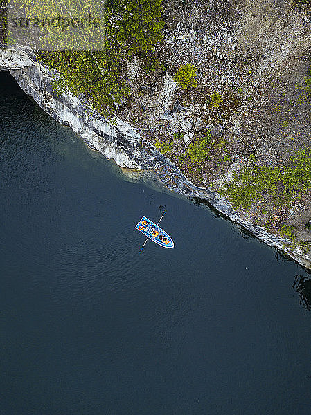 Russland  Republik Karelien  Ruskeala  Luftaufnahme eines Bootes am Ufer des Marmorsees