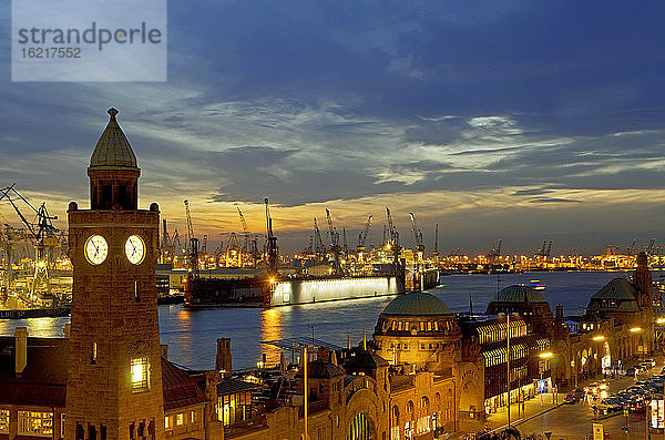 Deutschland  Hamburg  Blick auf St. Pauli und den Hafen