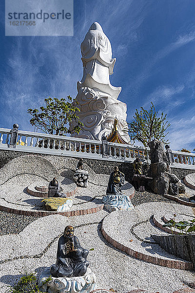 Vietnam  Insel Phu Quoc  Ho-Quoc-Pagode  Buddha-Statuen vor der Pagode