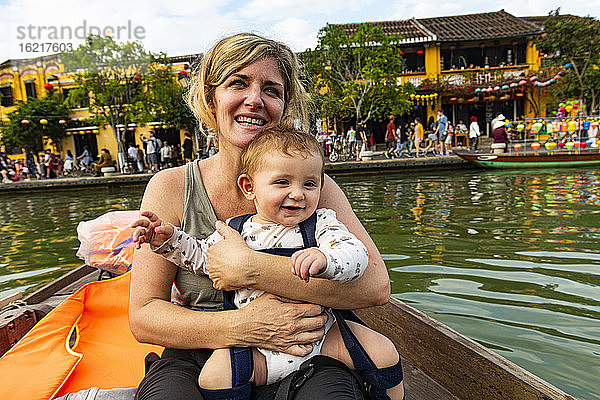 Vietnam  Hoi An  Mutter mit Babysohn im Boot