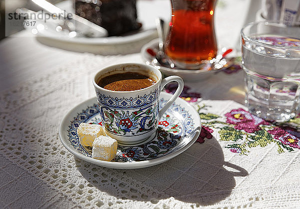 Türkei  Alacati  Türkischer Kaffee auf dem Tisch