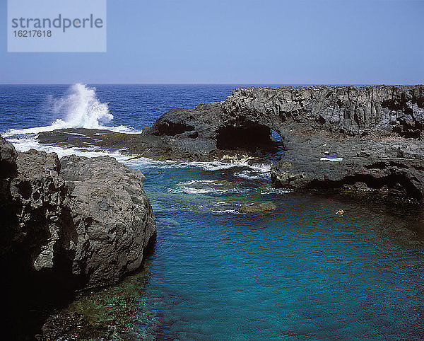 Spanien  Kanarische Inseln  El Hierro  Charco Manso  Blick aufs Meer mit Felsformation