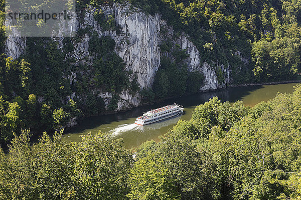 Deutschland  Bayern  Niederbayern  Blick auf ein Schiff in der Donau bei der Donauschlucht