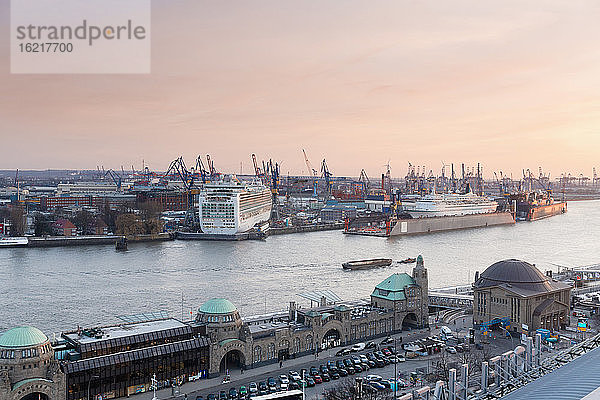 Deutschland  Hamburg  Blick auf die Werft an der Elbe