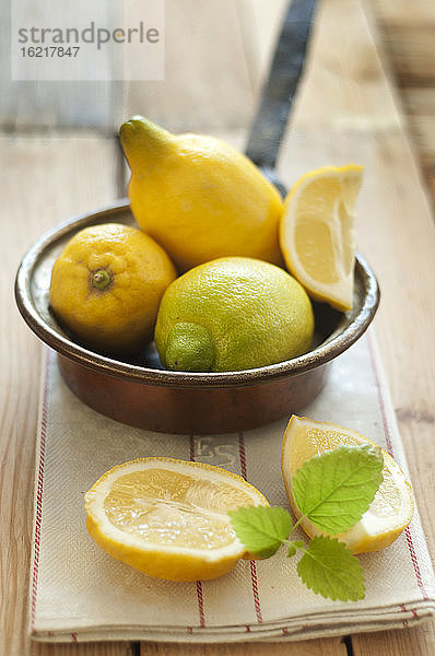 Zitrone in der Pfanne