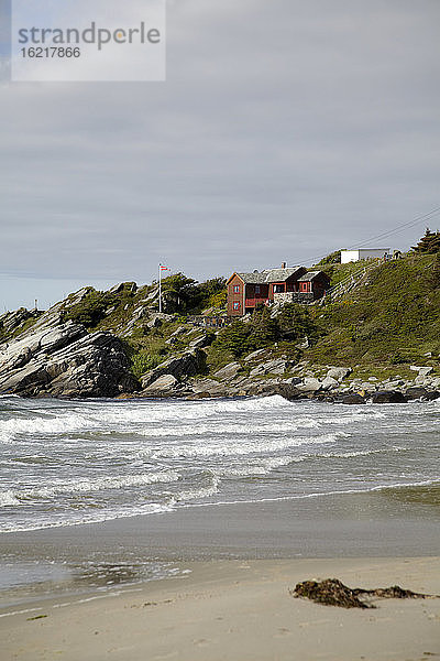 Norwegen  Blick auf ein Haus am Meer
