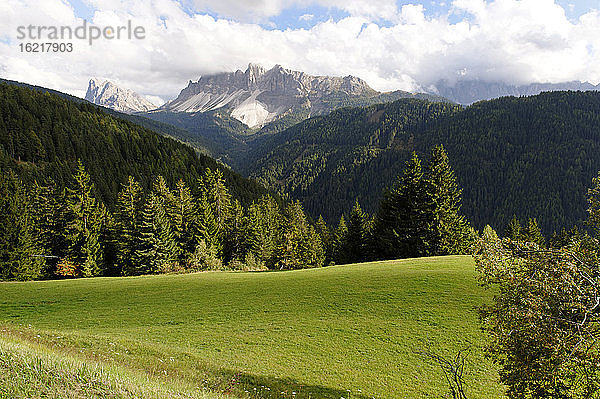 Italien  Alto Adige  Südtirol  vom Palmschloss bei Brixen zum Peitlerkofel und Sass Rigais  Naturpark Puez-Geisler  Dolomiten