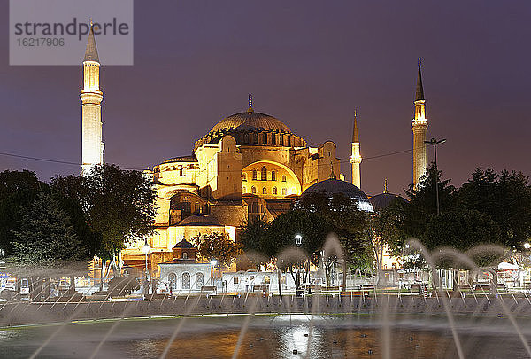 Türkei  Istanbul  Blick auf die Hagia Sophia am Ayasofya Meydani-Platz