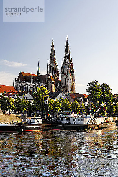 Deutschland  Bayern  Oberpfalz  Regensburg  Blick auf Schifffahrtsmuseum und Dom an der Donau