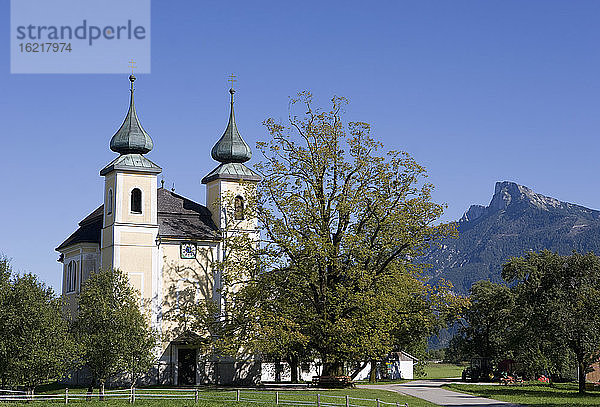 Österreich  Salzkammergut  Mondsee  Blick auf die Kirche St. Lorenz