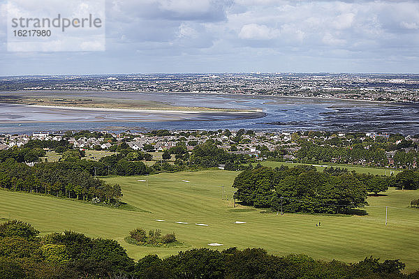 Irland  Leinster  Grafschaft Fingal  Blick auf die Halbinsel Howth mit Sutton