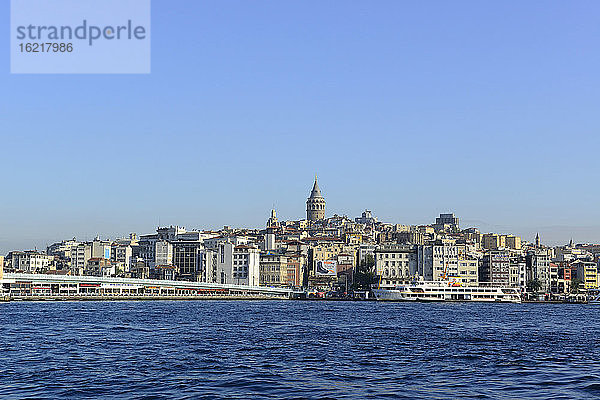 Türkei  Istanbul  Blick auf die Galata-Brücke und den Galata-Turm  Beyoglu am Goldenen Horn