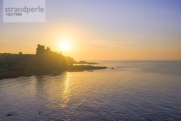 Silhouette von Tantallon Castle am Meer gegen den klaren Himmel bei Sonnenuntergang  East Lothian  Schottland