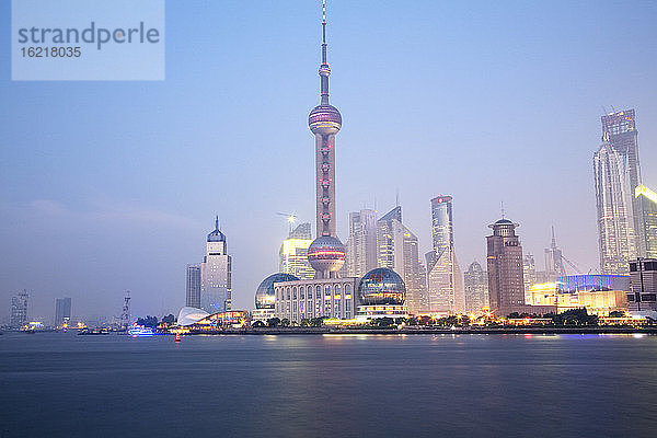 China  Shanghai  Orientalische Perle Fernsehturm