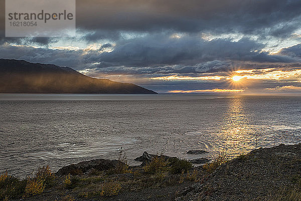 USA  Alaska  Sonnenuntergang über Turnagain Arm
