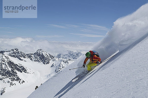 Österreich  Tirol  Älterer Mann beim Skifahren auf der Piste