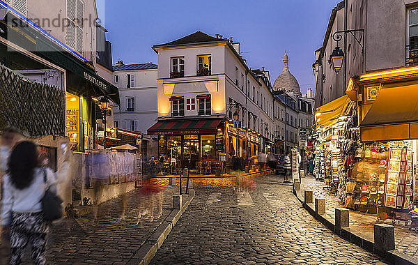 Touristen auf der Straße von Montmartre in Paris  Frankreich