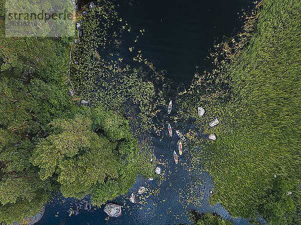 Luftaufnahme von Paddelboardern am Ufer des Vuoksi-Flusses