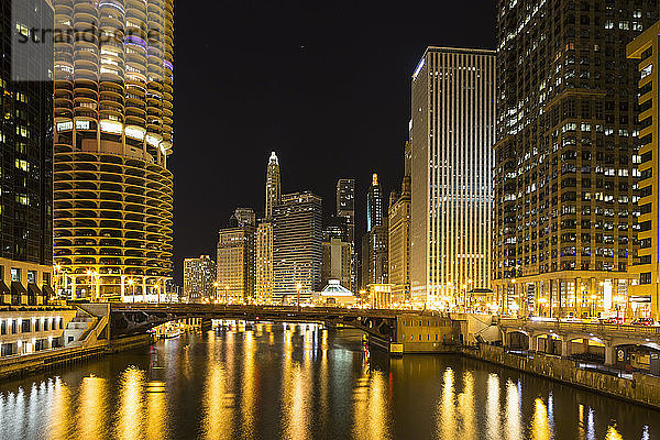 Vereinigte Staaten  Illinois  Chicago  Blick auf Wolkenkratzer entlang des Chicago River