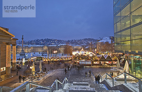 Deutschland  Baden Württemberg  Stuttgart  Weihnachtsmarkt bei Nacht  Blick von oben