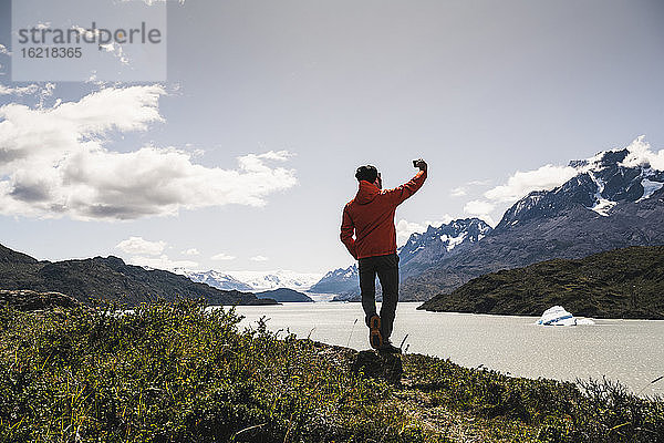 Mann  der ein Selfie macht  während er im Torres Del Paine Nationalpark steht  Patagonien  Chile  Südamerika