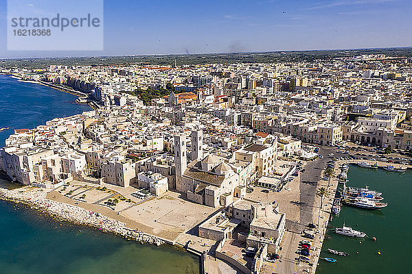 Italien  Provinz Bari  Molfetta  Drohnenansicht der mediterranen Altstadt im Sommer
