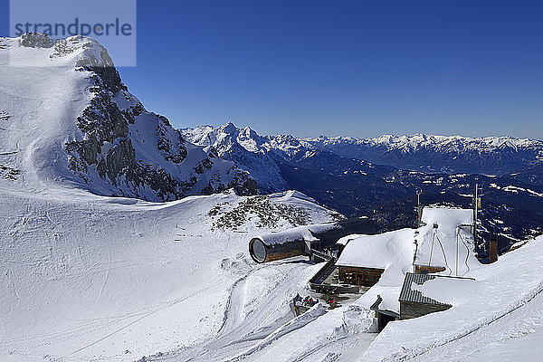 Deutschland  Bayern  Blick auf die Bergstation der Karwendelbahn