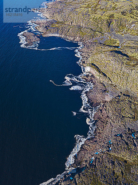 Russland  Gebiet Murmansk  Teriberka  Luftaufnahme der felsigen Küstenlinie der Barentssee