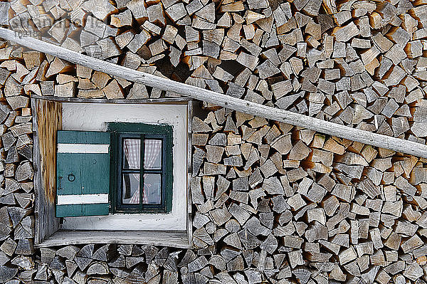 Deutschland  Fenster mit Brennholz