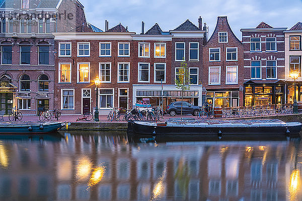 Niederlande  Südholland  Leiden  Reihe historischer Stadthäuser entlang des Rheinkanals in der Abenddämmerung