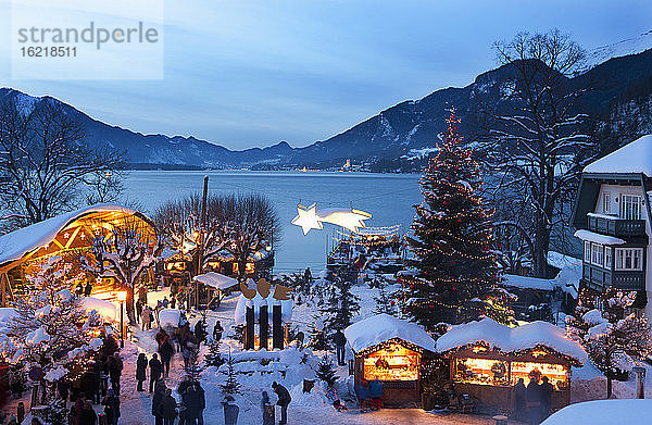 Österreich  Salzkammergut  Blick auf den Christkindlmarkt in Strobl am Wolfgangsee