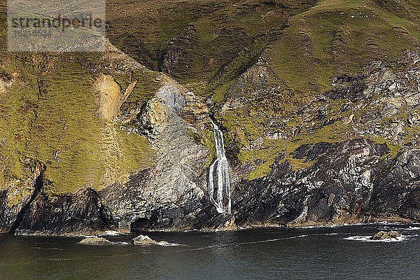 Irland  Grafschaft Donegal  Blick auf Wasserfall