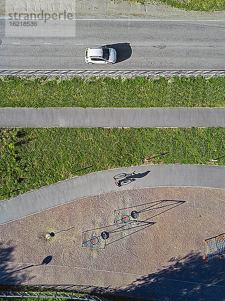 Russland  Tichwin  Mann fährt Fahrrad auf Weg in der Nähe Park Spielplatz  Luftaufnahme