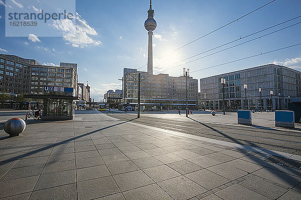 Deutschland  Berlin  Sonnenschein über dem leeren Alexanderplatz während der Pandemie COVID-19