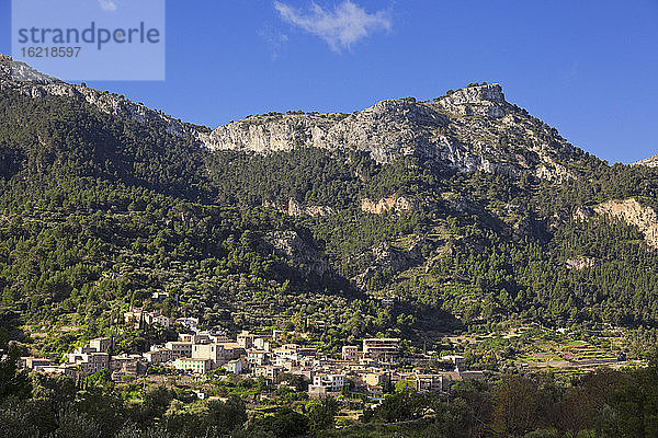 Spanien  Mallorca  Blick auf Estellencs im Tramuntana-Gebirge