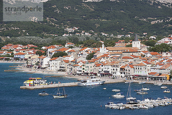Kroatien  Blick auf die Insel Krk mit Hafen und der Stadt Baska