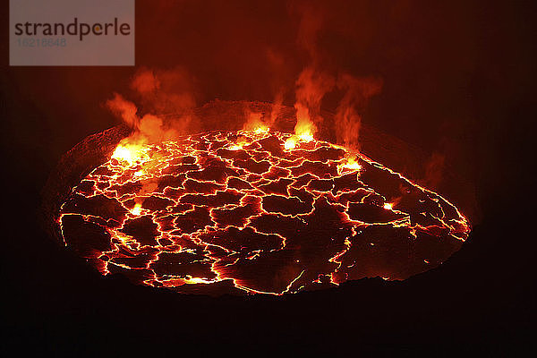 Afrika  Kongo  Blick auf die Lava des Vulkans Nyiragongo