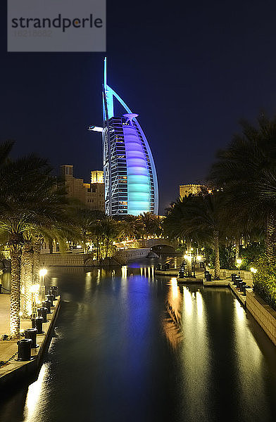 Vereinigte Arabische Emirate  Dubai  Blick auf das Burj al Arab Hotel und Madinat Jumeirah
