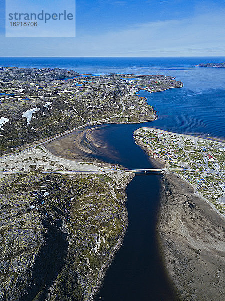 Russland  Gebiet Murmansk  Bezirk Kolskij  Teriberka  Fluss Teriberka in Landschaft  Luftaufnahme