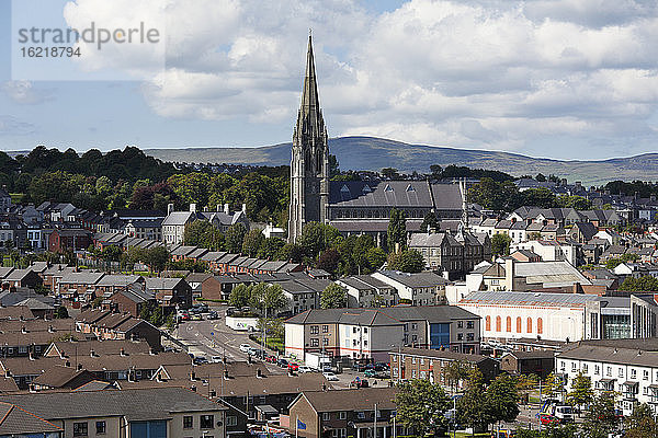 Vereinigtes Königreich  Nordirland  Grafschaft Derry  Ansicht der Stadt mit Kathedrale