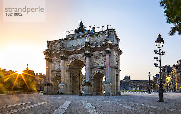 Arc de triomphe du carrousel gegen klaren Himmel bei Sonnenuntergang  Paris  Frankreich