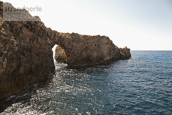 Spanien  Menorca  Blick auf den natürlichen Bogen und die Küstenlinie bei Pont d'en Gil in der Nähe von Cales Piques