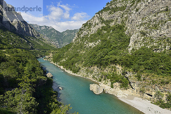 Montenegro  Podgorica  Blick auf die Moraca-Schlucht zwischen Kolasin