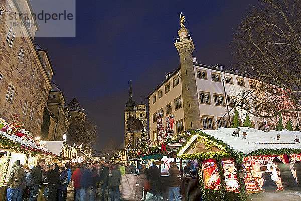 Deutschland  Baden Württemberg  Stuttgart  Weihnachtsmarkt bei Nacht