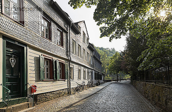 Deutschland  Nordrhein-Westfalen  Monschau  Historische Häuser entlang leerer Kopfsteinpflasterstraße